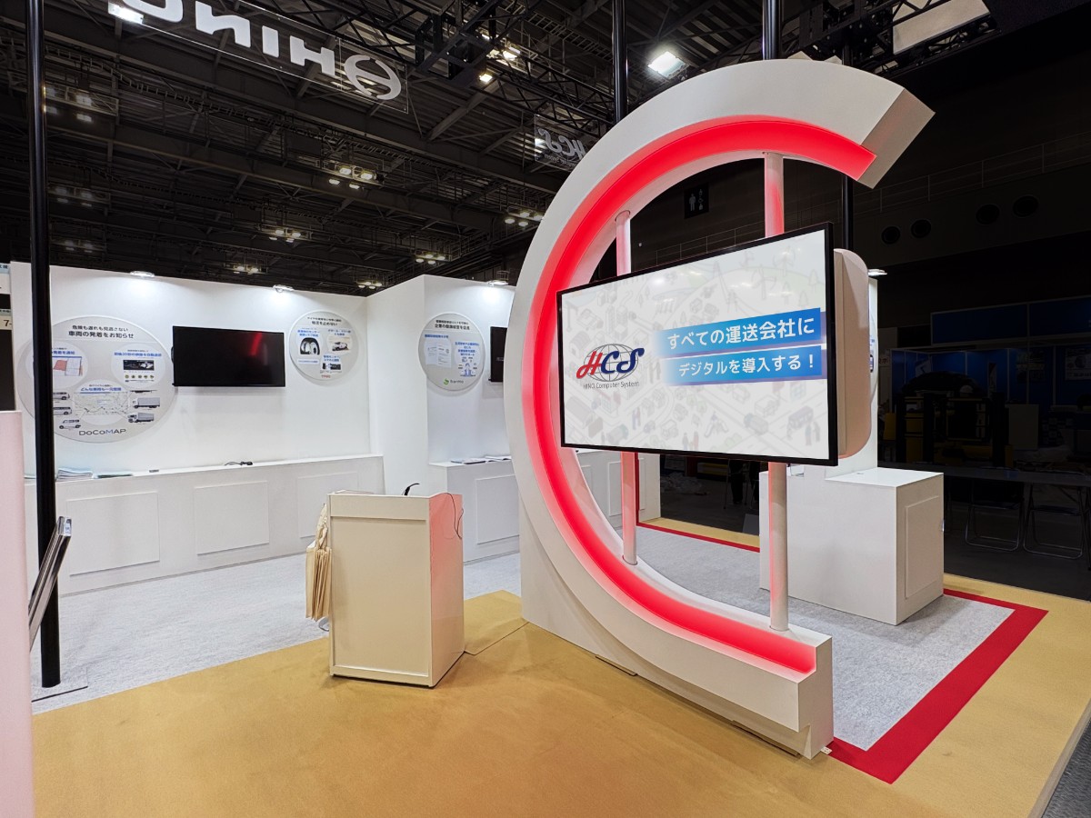 来場者の注目を集めるモニュメントの前で、パートナー企業のリアルな声の発信